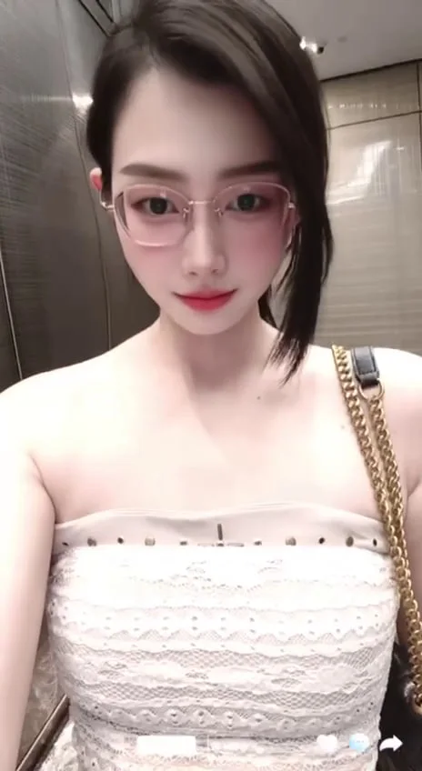 白抹胸蕾丝上衣 电梯自拍