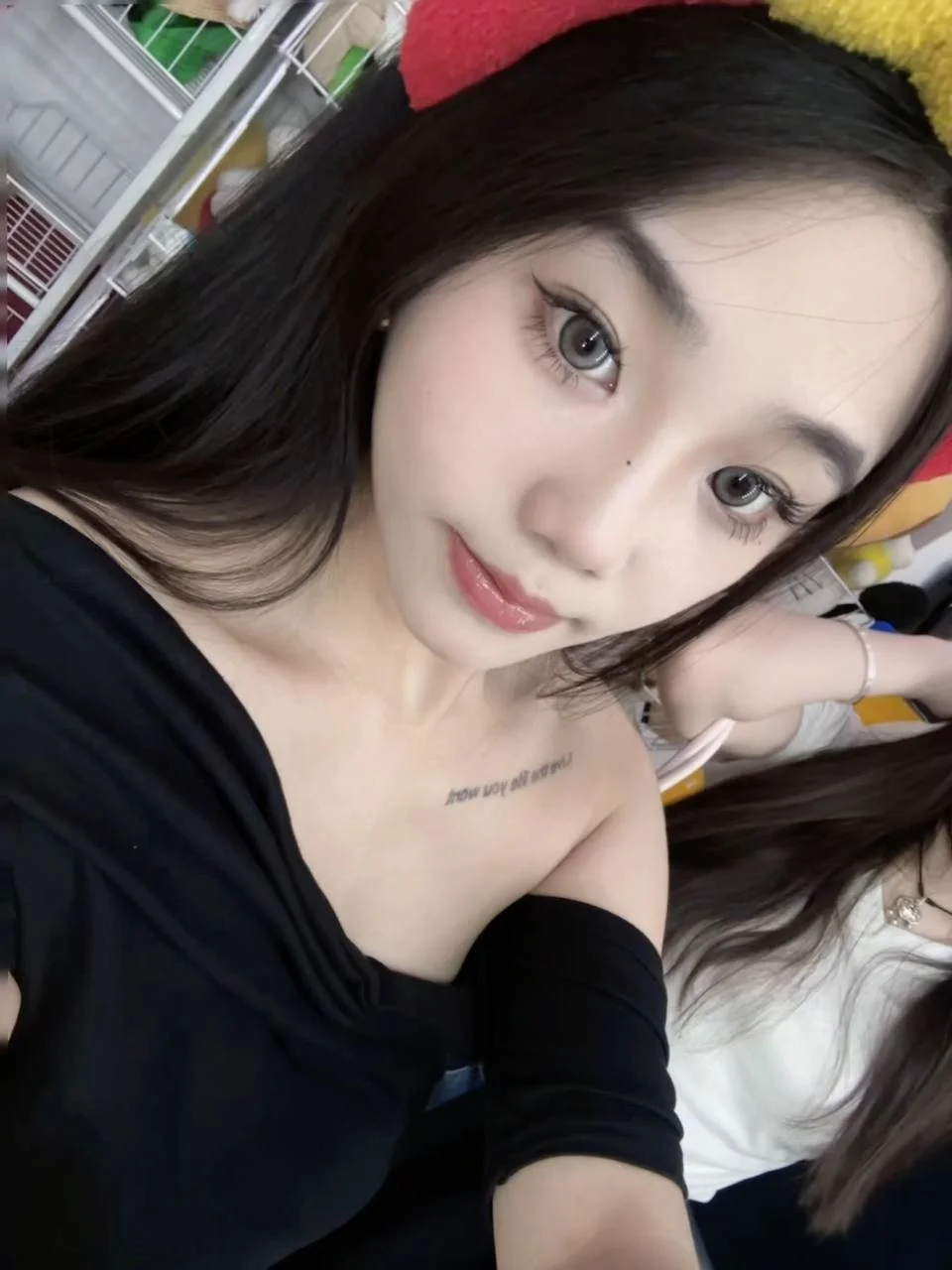 黑发女生自拍露出锁骨纹身