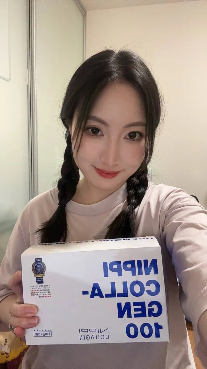 空姐拿着NIPPI COLLAGEN 100包装盒自拍