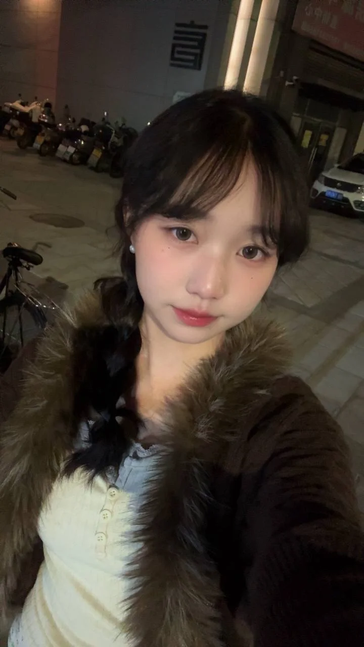 女生夜间街头自拍