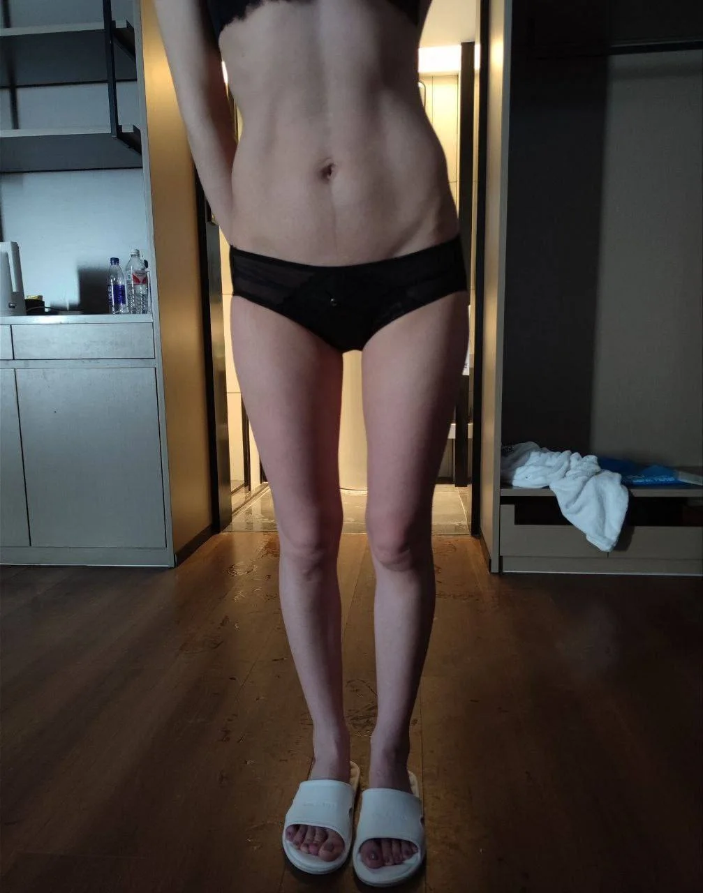 苗条腹部和黑内裤