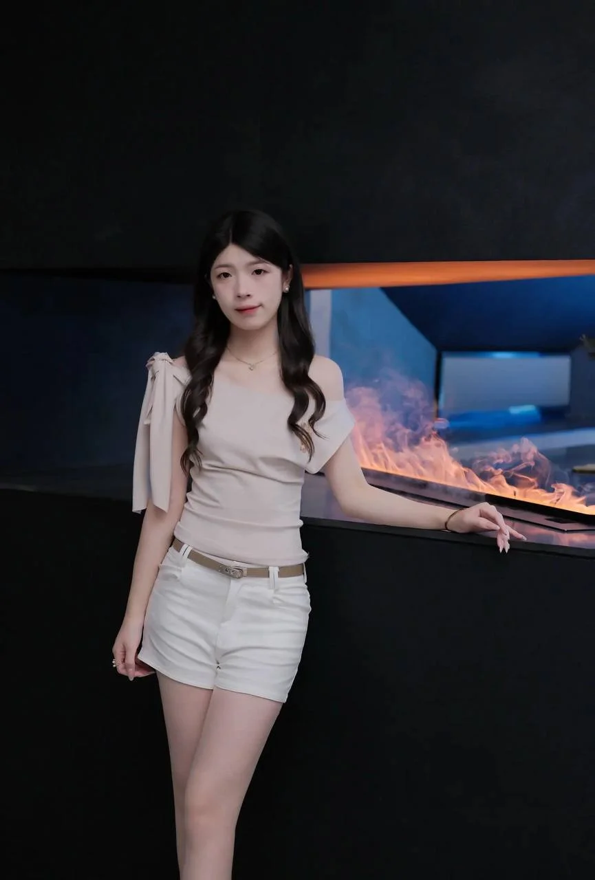长发女生靠在火焰烤炉边