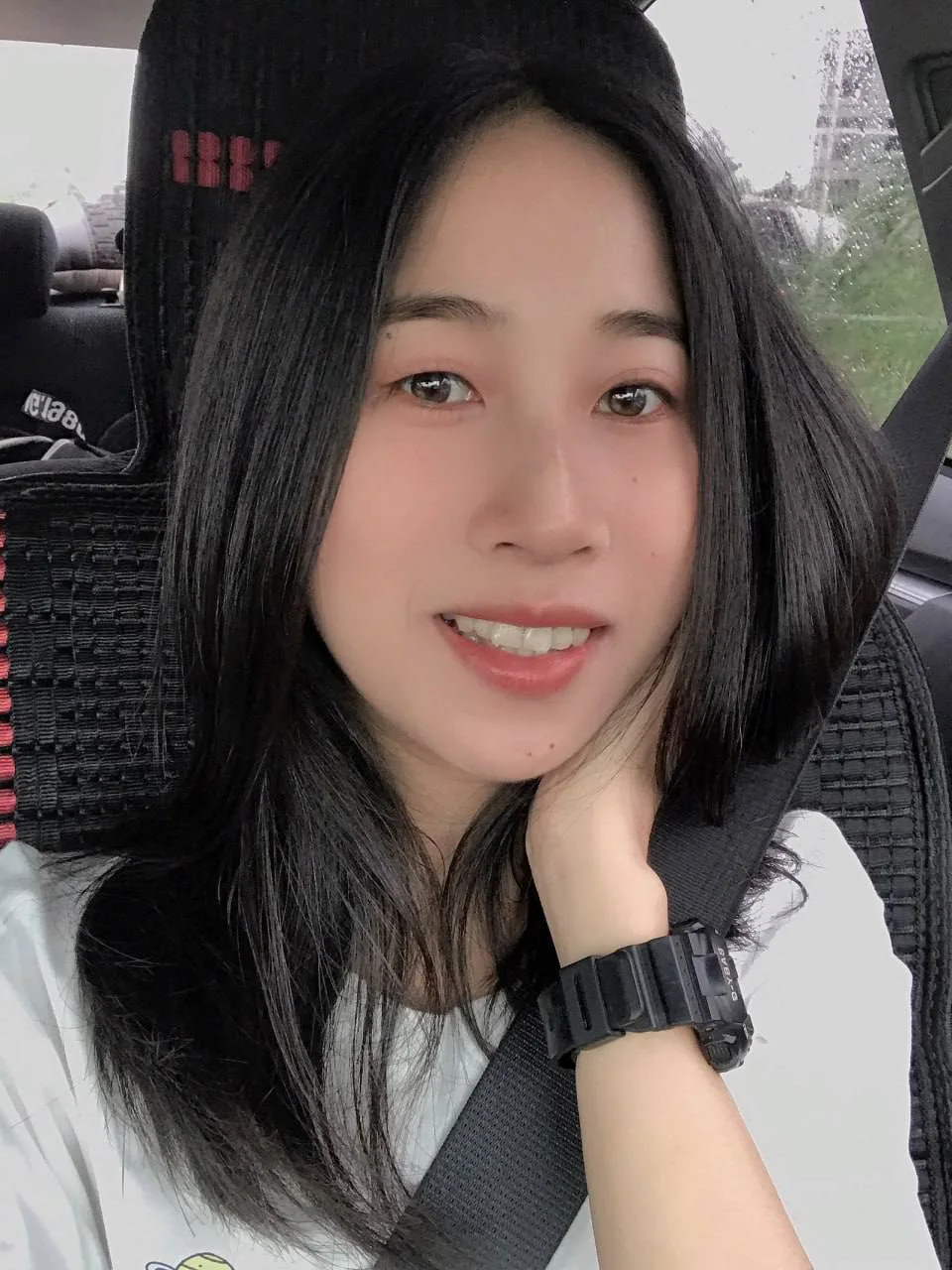 车内黑发女孩 手托脸颊