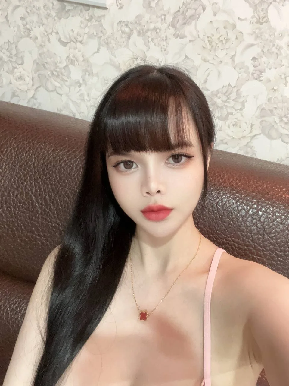 沙发上黑长直刘海少妇自拍