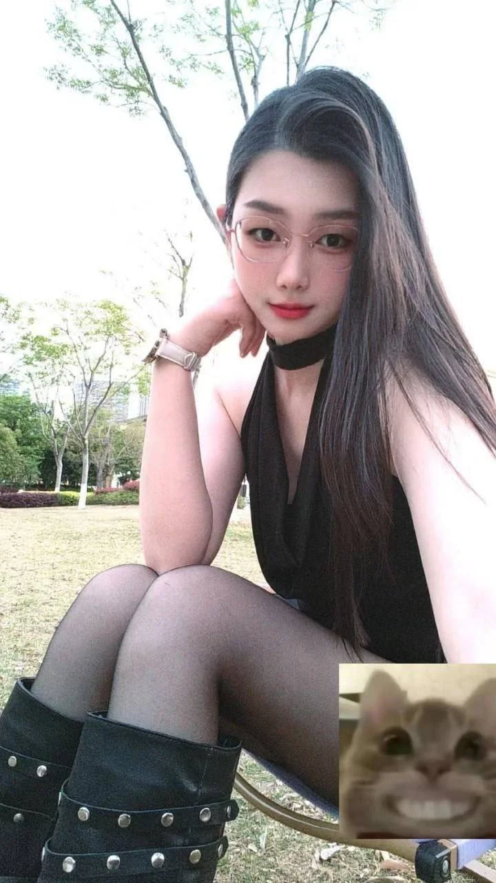 戴眼镜的网红手托下巴自拍