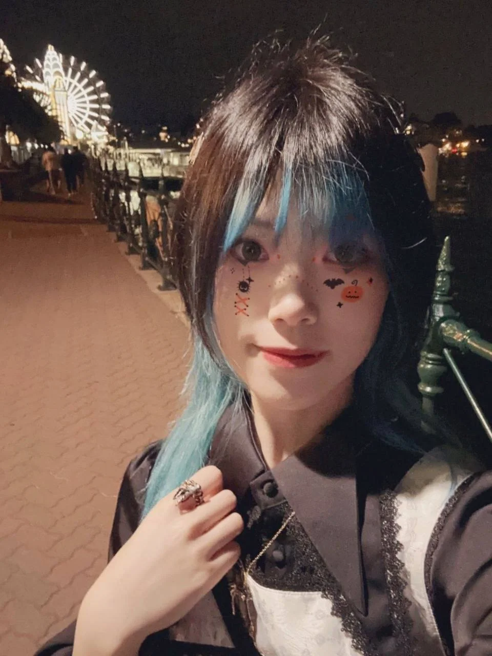 蓝发女孩夜游摩天轮