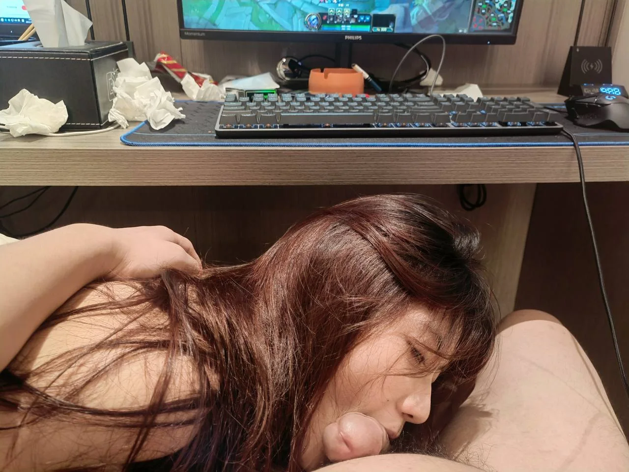 趴在桌下给男人口交的少妇