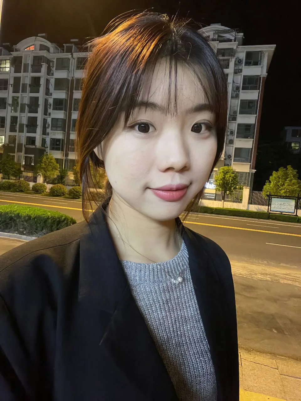 黑发护士路灯下自拍
