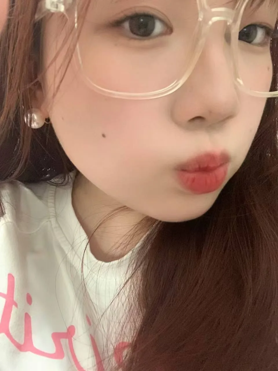 戴透明眼镜的微胖妹子嘟嘴自拍