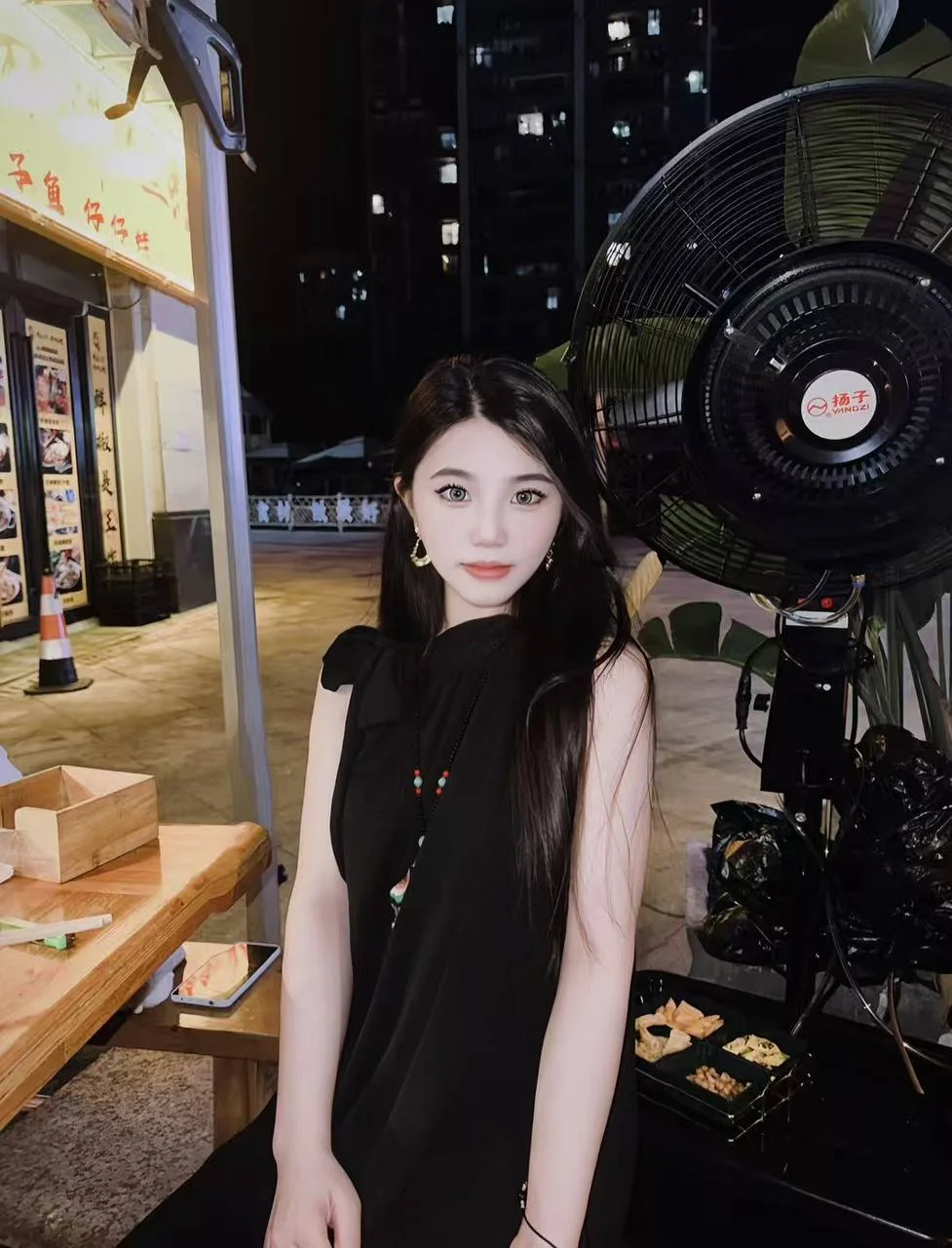 夜市黑裙女生面前的烧烤串