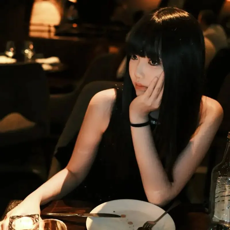 女孩餐厅里托腮看镜头