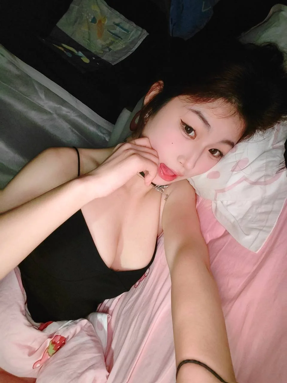 陈钰熙黑吊带自拍咬手指