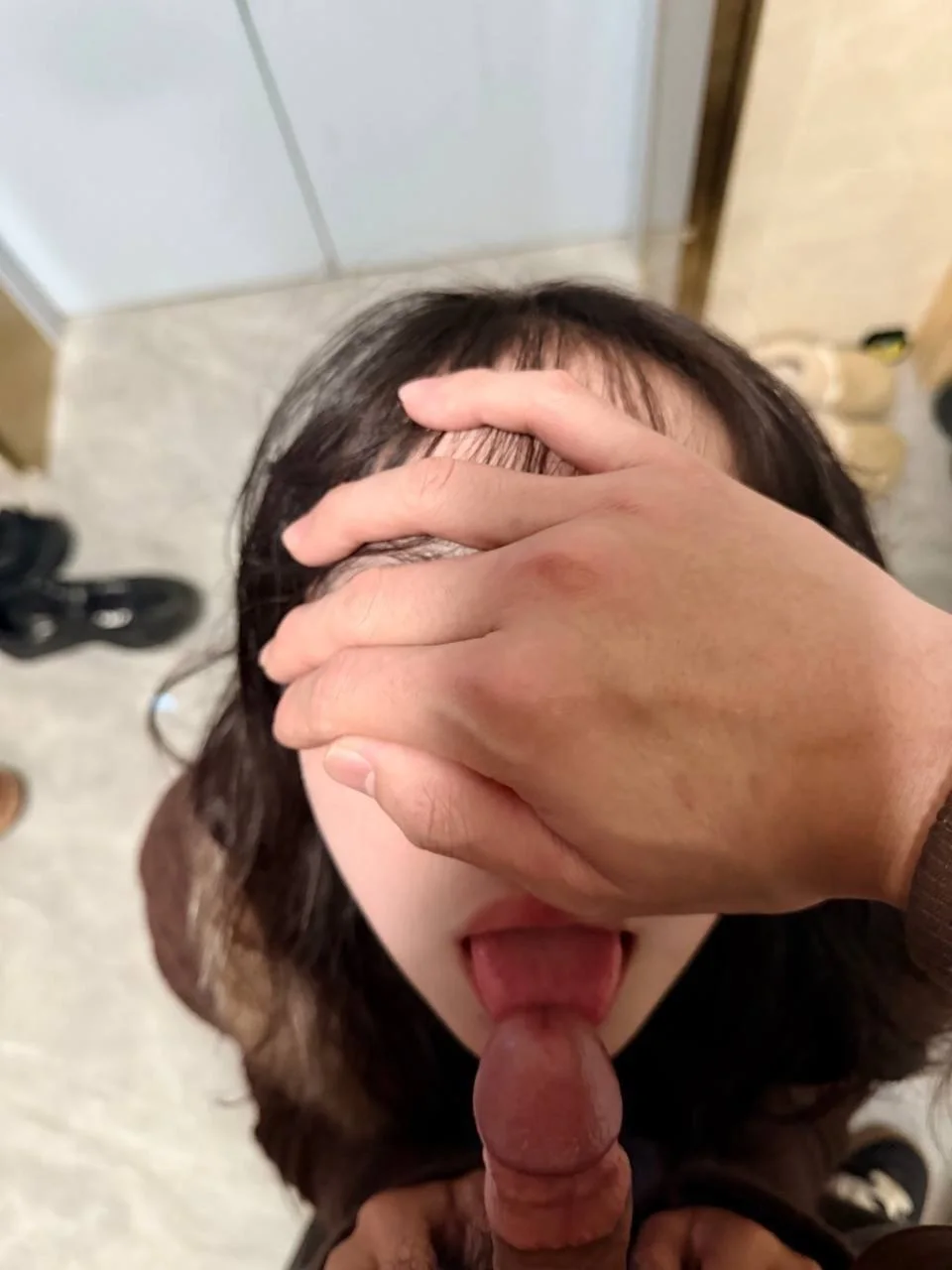 女生用手遮眼口交