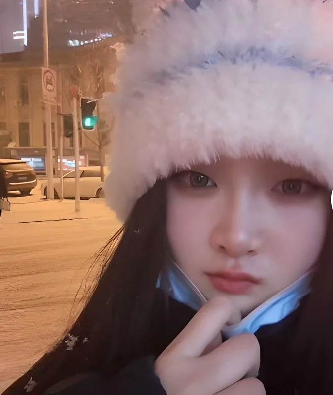 路口女生拉下口罩看镜头