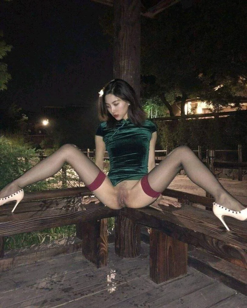 绿绒旗袍黑丝 女子夜里坐在木栏上