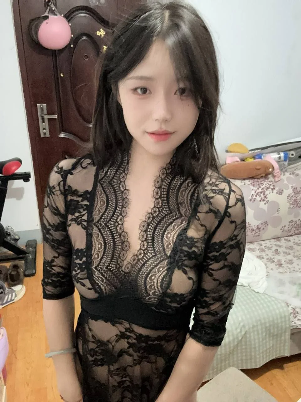 黑长发女孩穿黑色蕾丝深V连衣裙