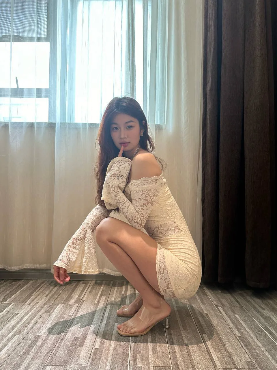 女生蹲姿手指抵唇
