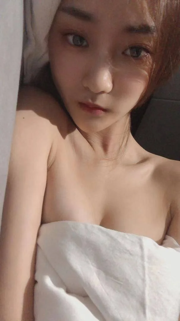 白浴巾裹胸自拍脸