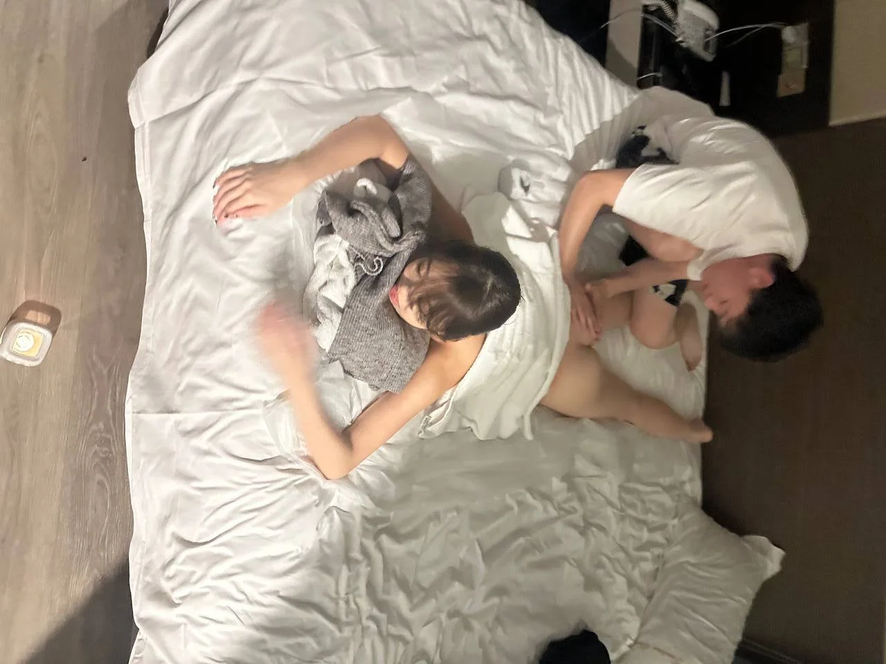 高颜值白富美约的私人按摩spa 在床上被各种挑逗 发骚变成母狗 完美露脸口交 啪啪