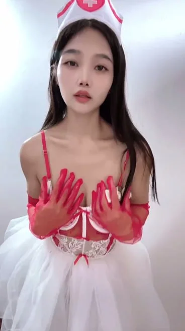 护士帽女子双手捧胸