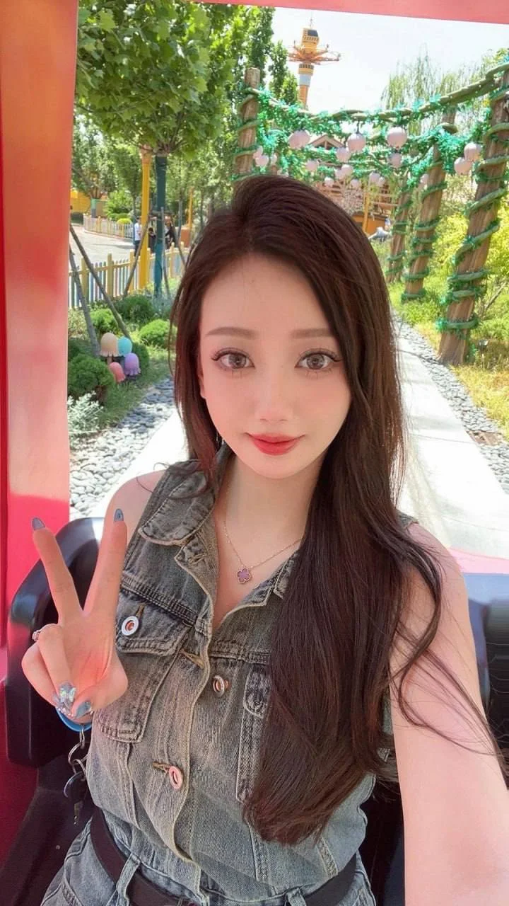 游乐园门口比耶自拍