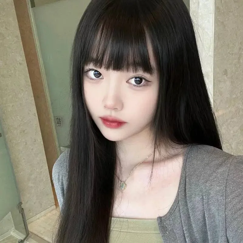 黑长直女孩室内自拍