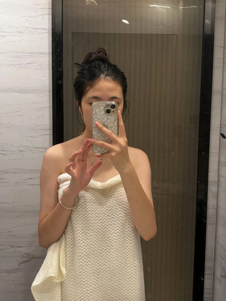 原相机记录巨乳美女跟男友日常，身材极品的同时。胸还贼漂亮，看着都舒服。