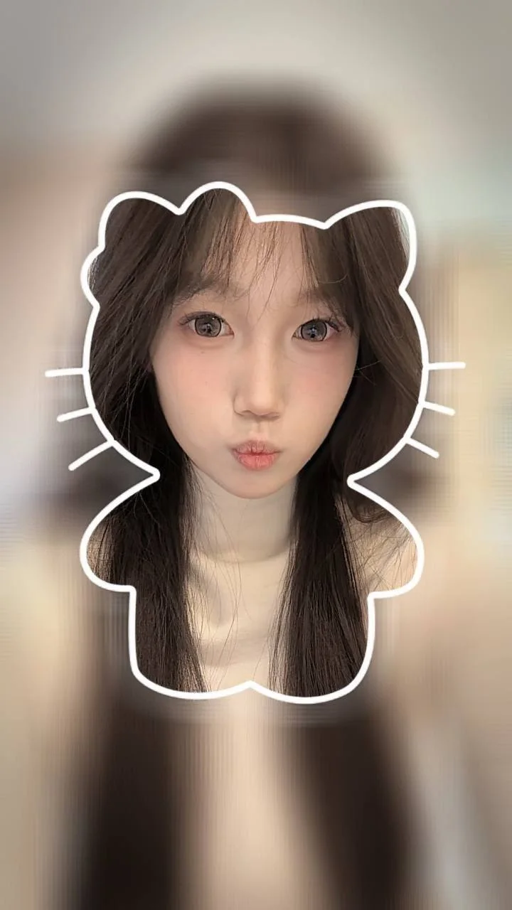 女孩嘟嘴自拍，Hello Kitty头像框