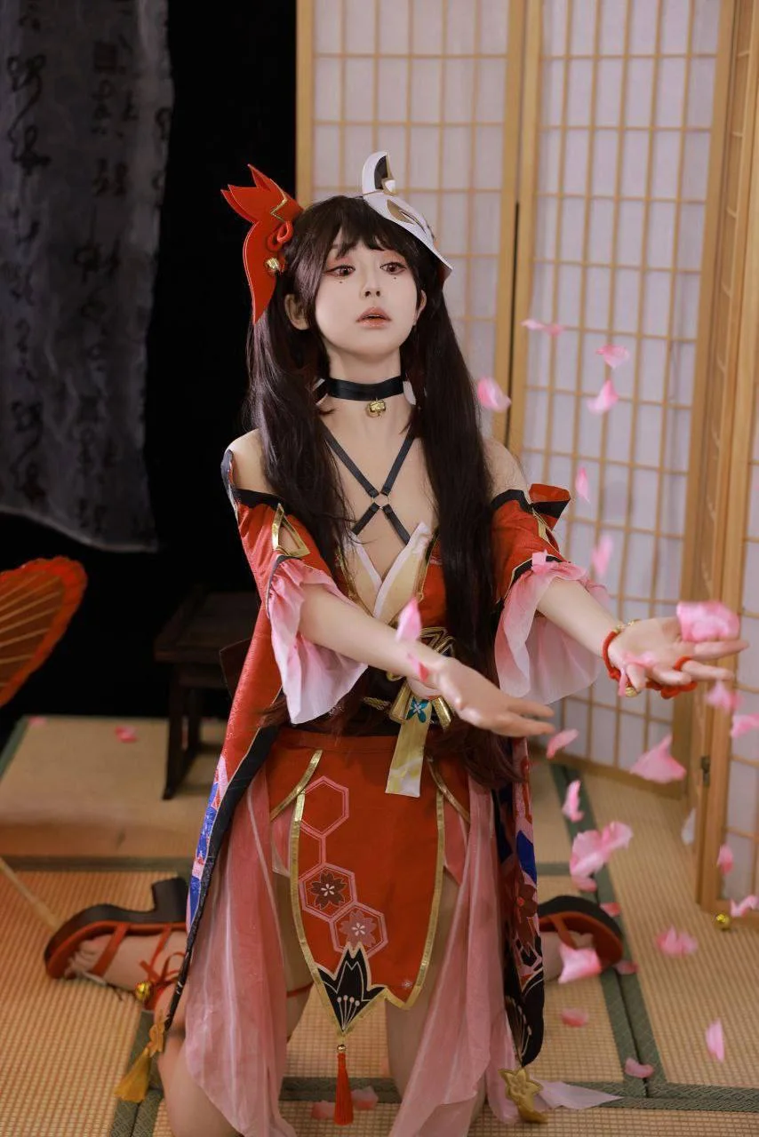 狐娘cosplay伸出手散落樱花瓣