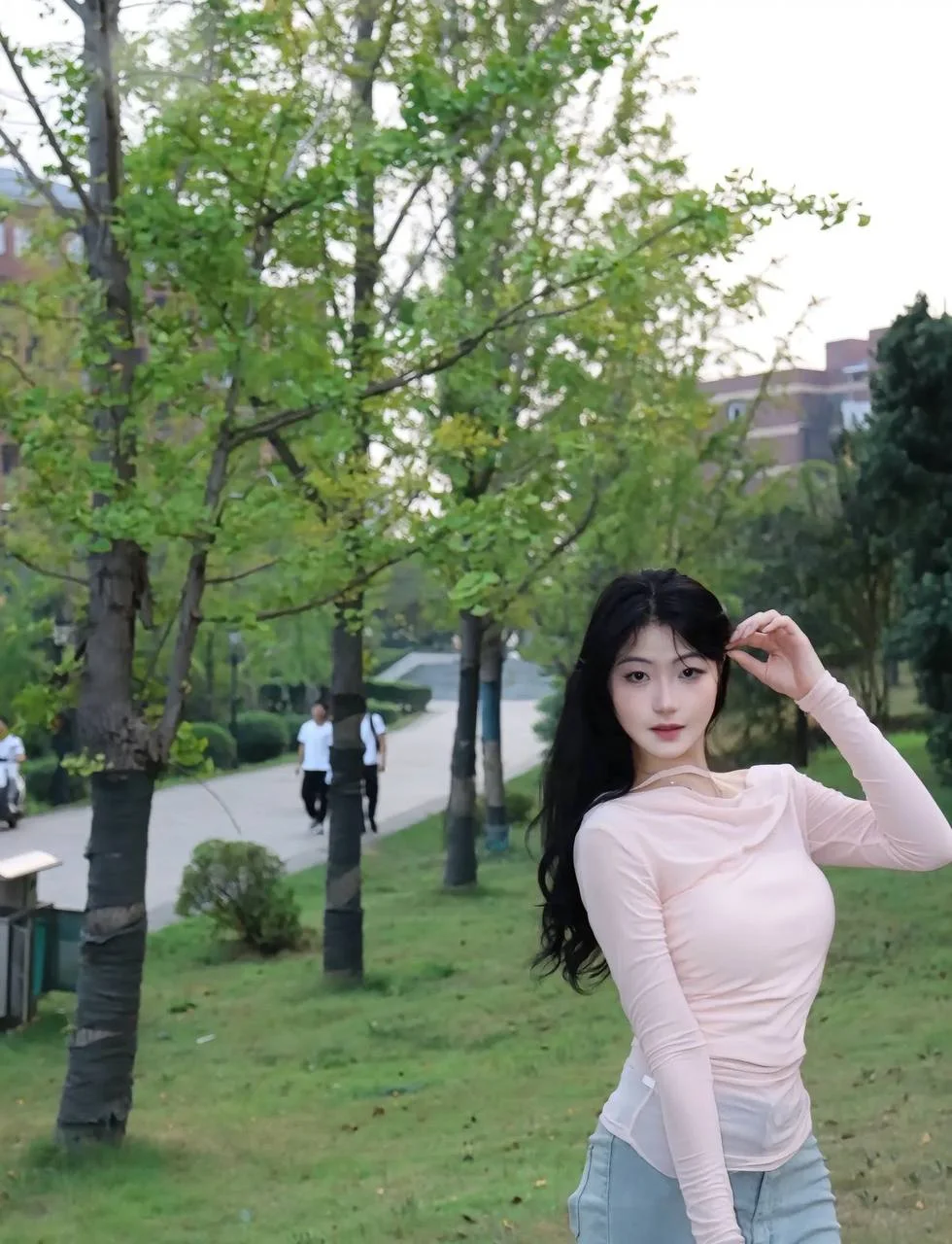 公园里抬手撩头发的长发女子