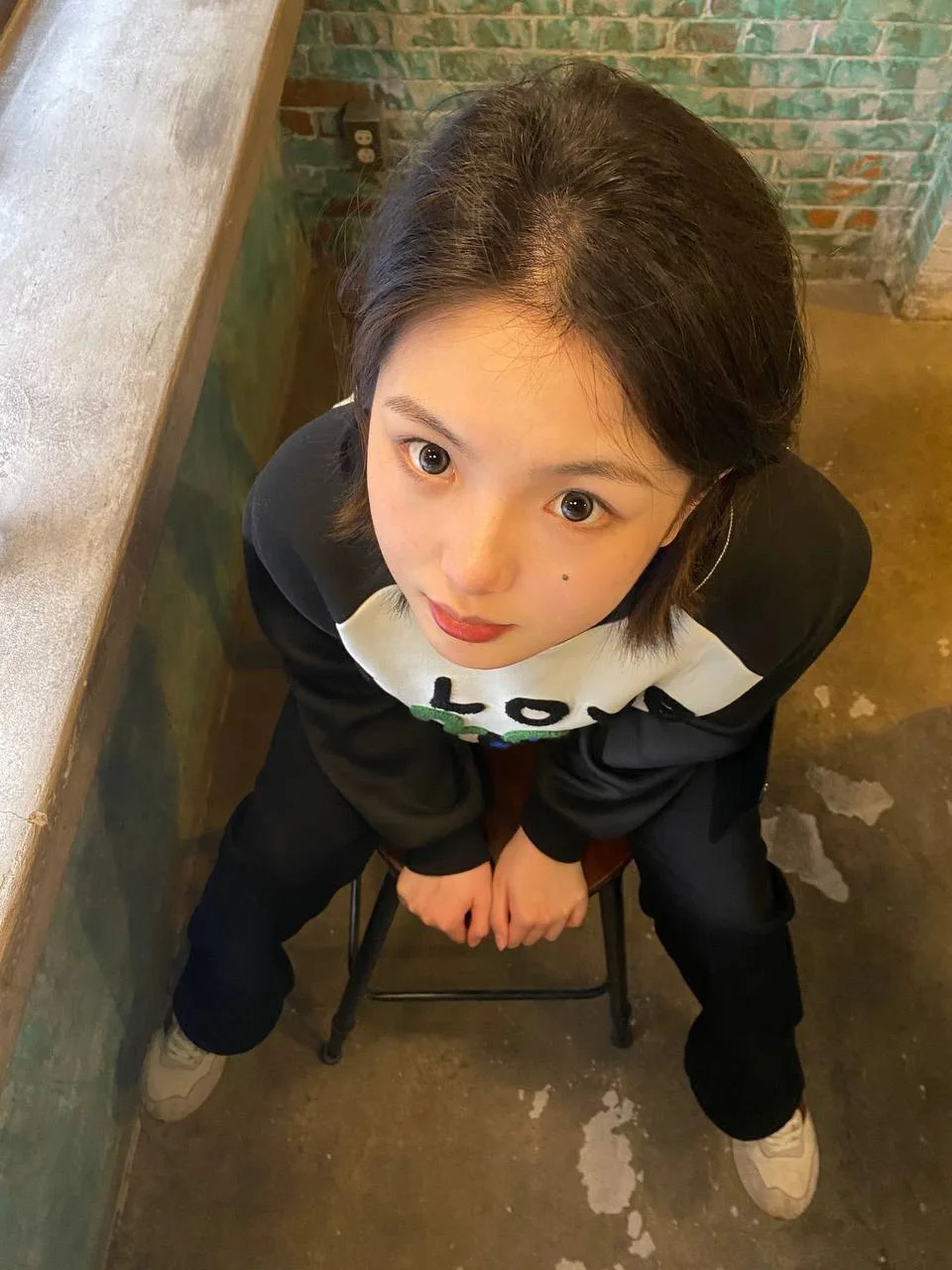 女生低头向上看镜头