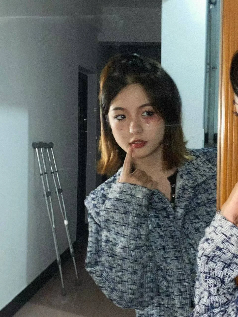 女生对着镜子比中指
