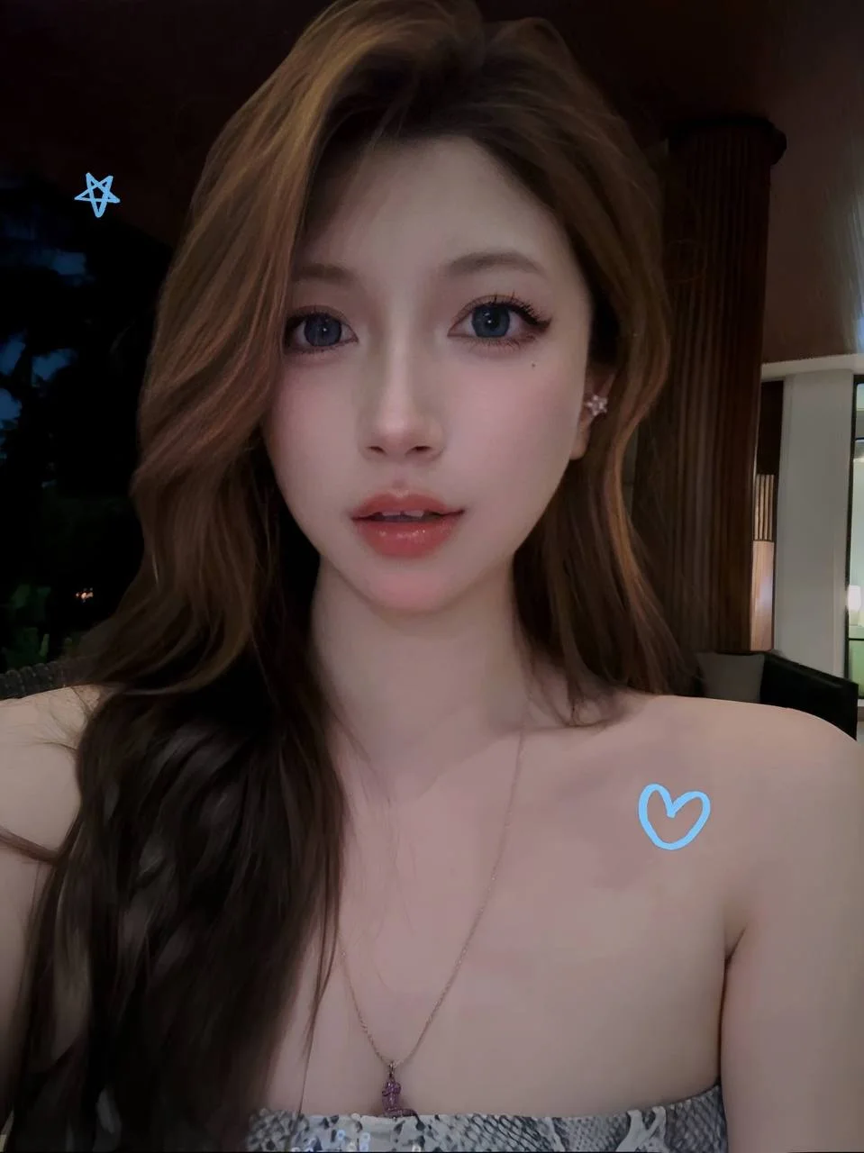 长发女孩肩头蓝色心形贴纸
