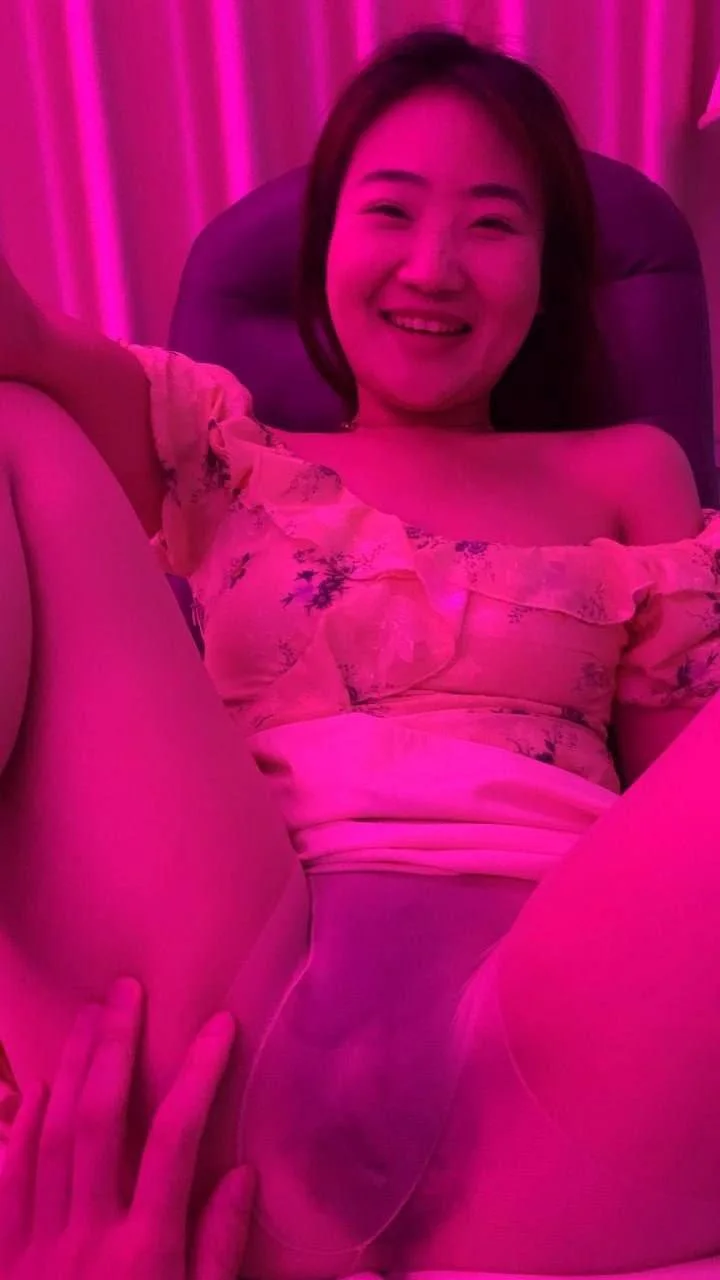 粉光下女人微笑拉裙