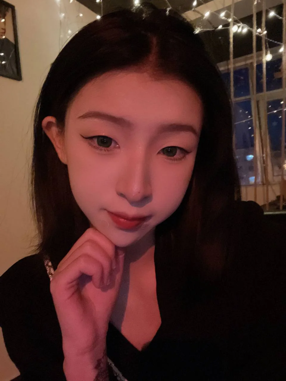 黑发女孩手托下巴看镜头