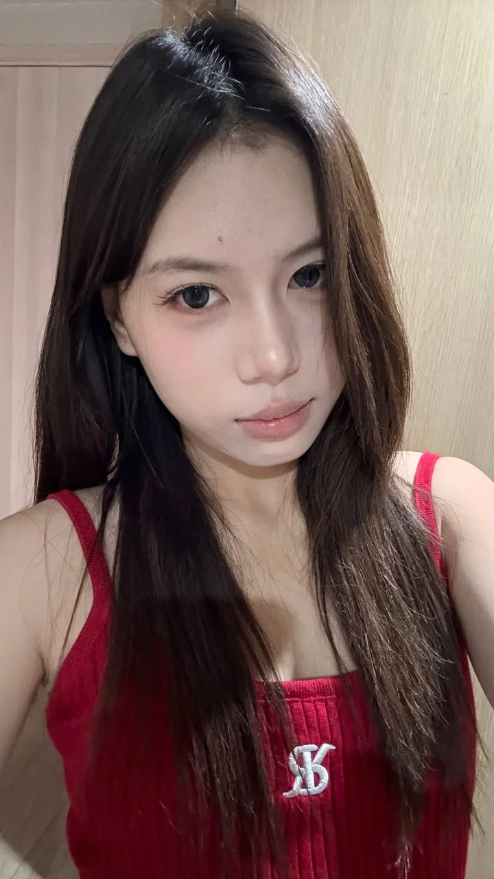 红裙女生自拍露出胸前JB