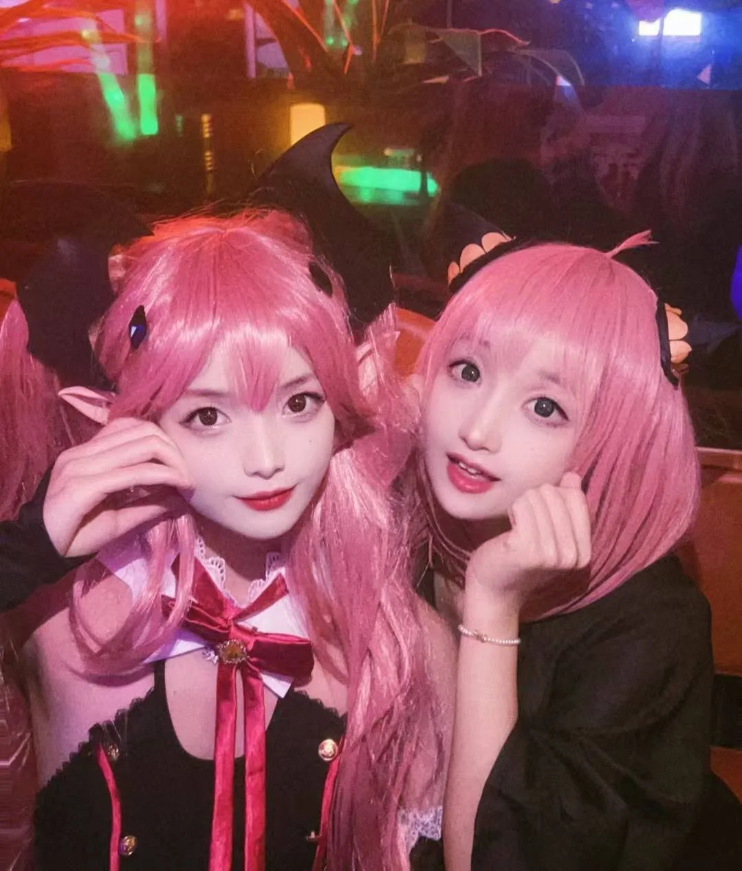 两个粉色假发女孩戴恶魔角自拍