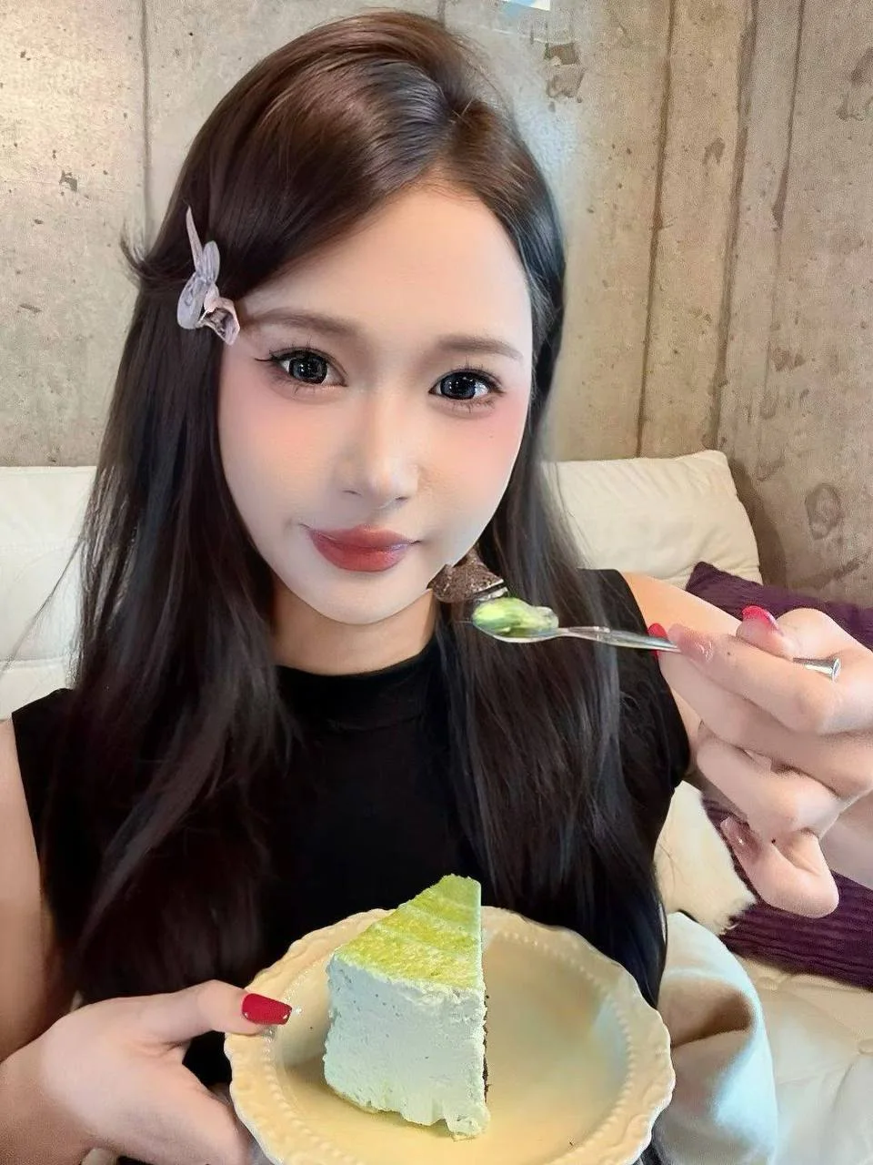 长发女孩拿着绿茶慕斯蛋糕和叉子