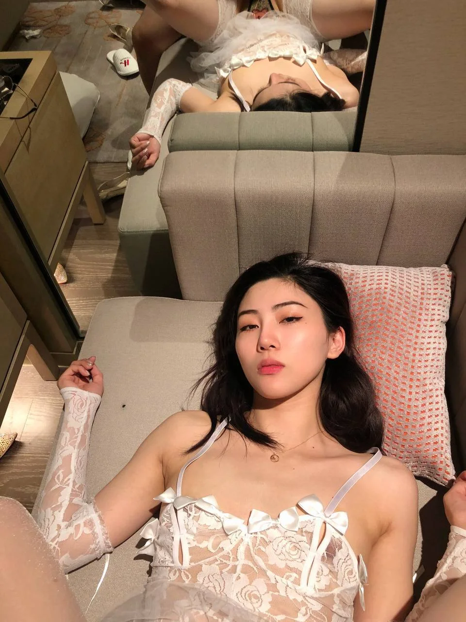 白蕾丝吊带 女子躺在沙发上看镜头