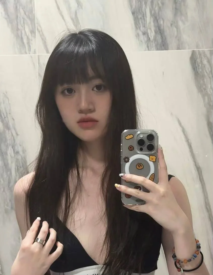 李玉缘浴室自拍拿手机
