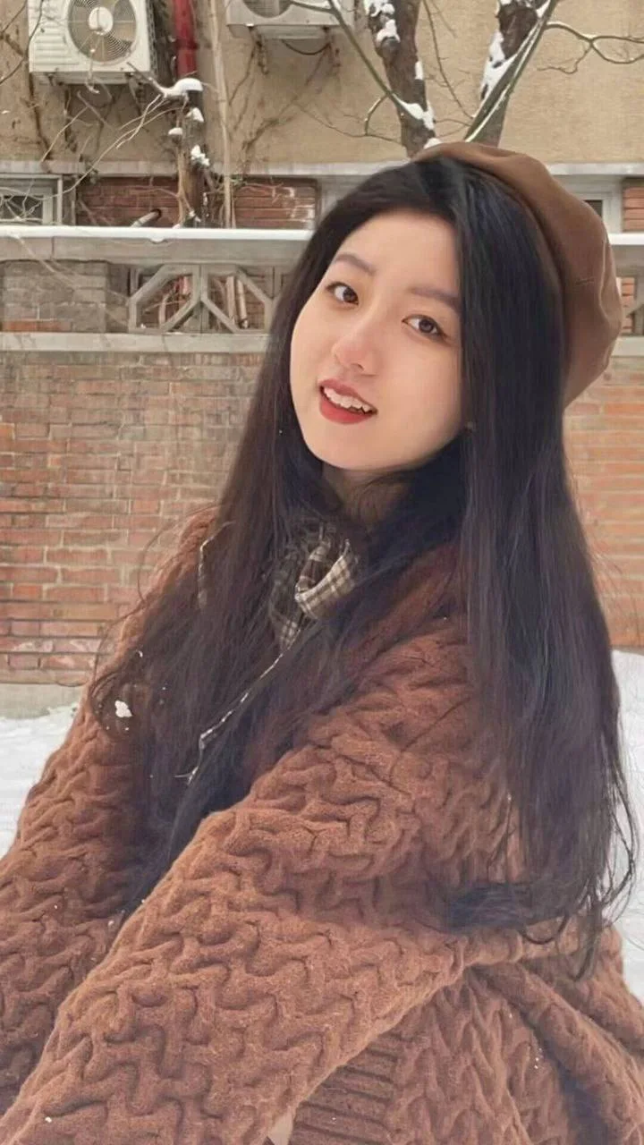 雪天穿棕色毛衣和贝雷帽的自拍