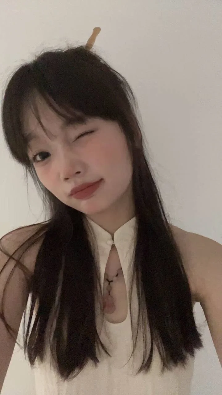 长发女孩单眼wink嘴角上扬