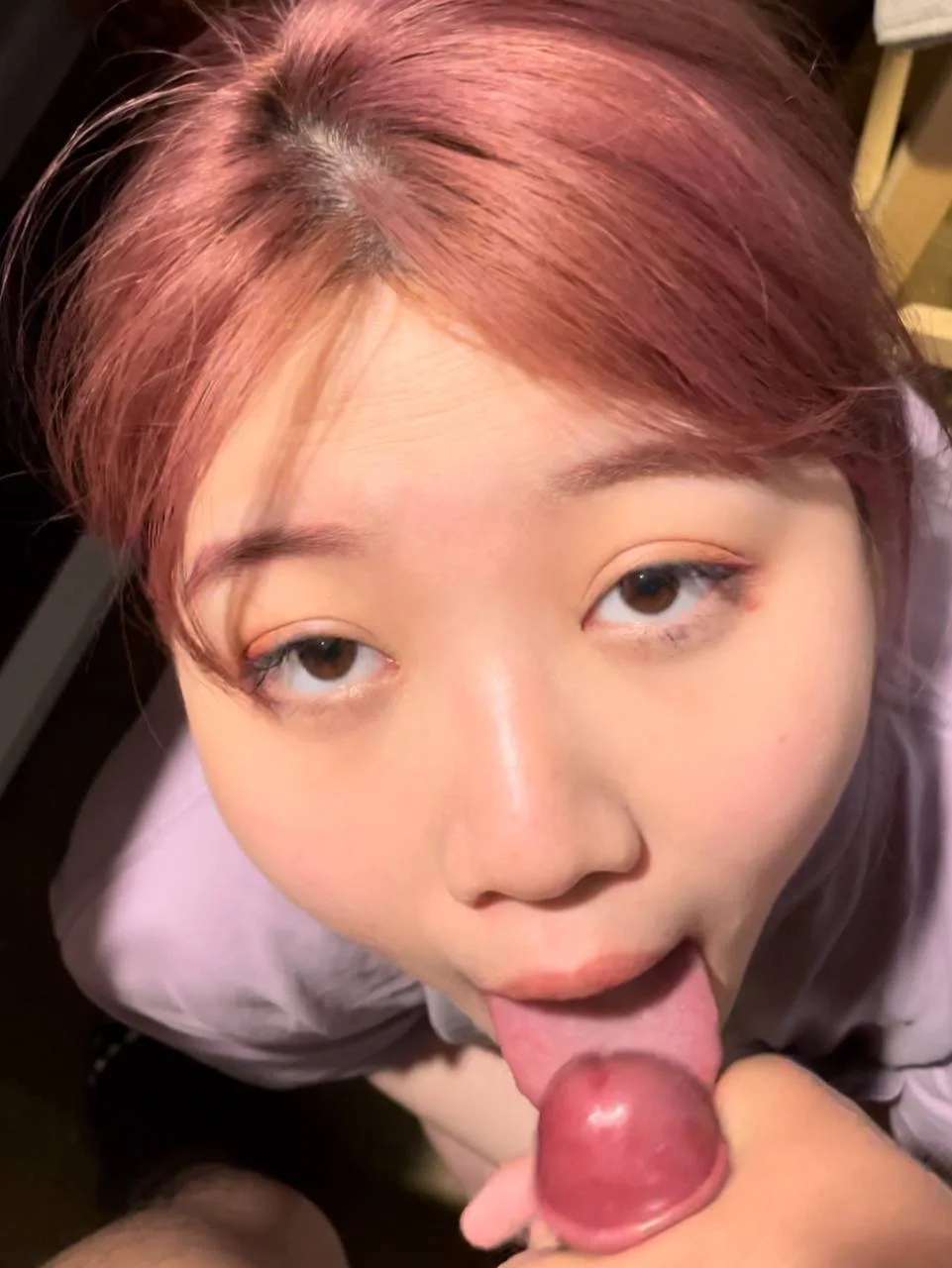 粉色头发女孩伸舌头舔龟头