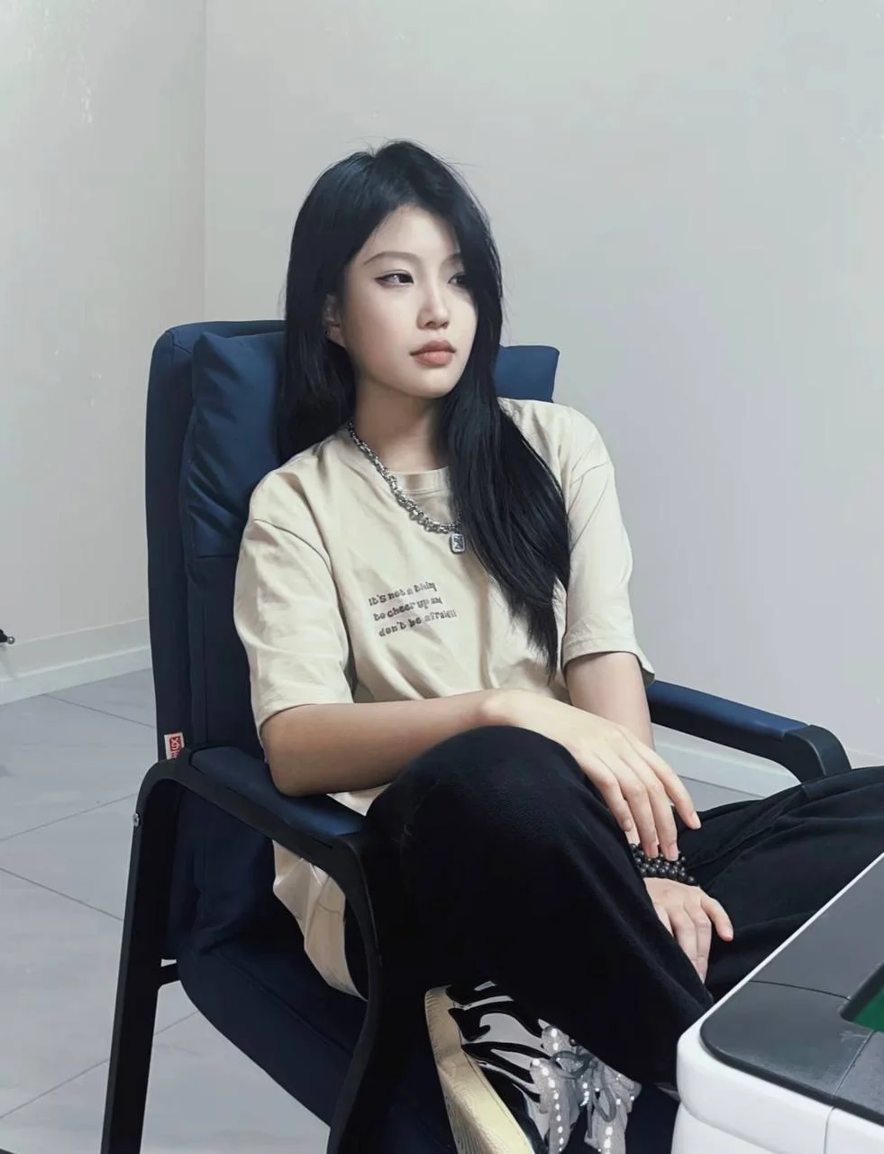 女生坐在椅子上看镜头