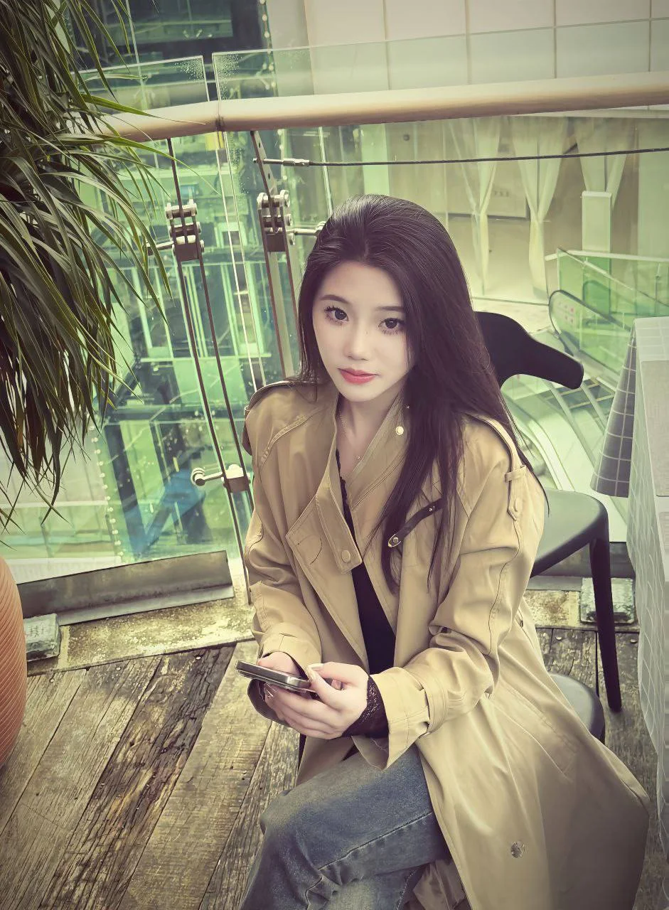 长发女生坐着看手机