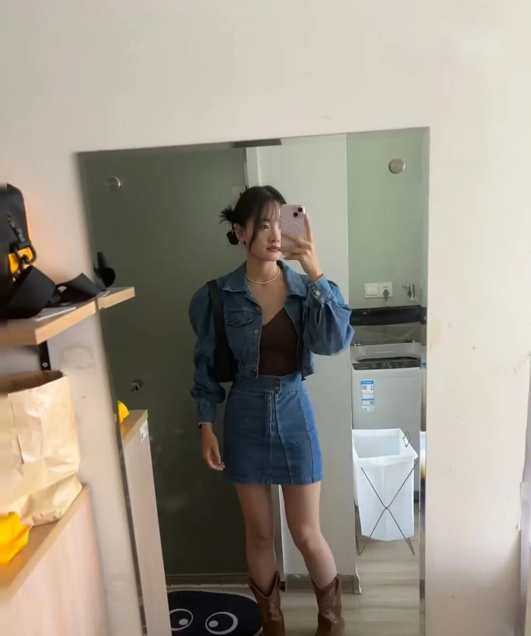 女孩穿牛仔裙在镜前自拍
