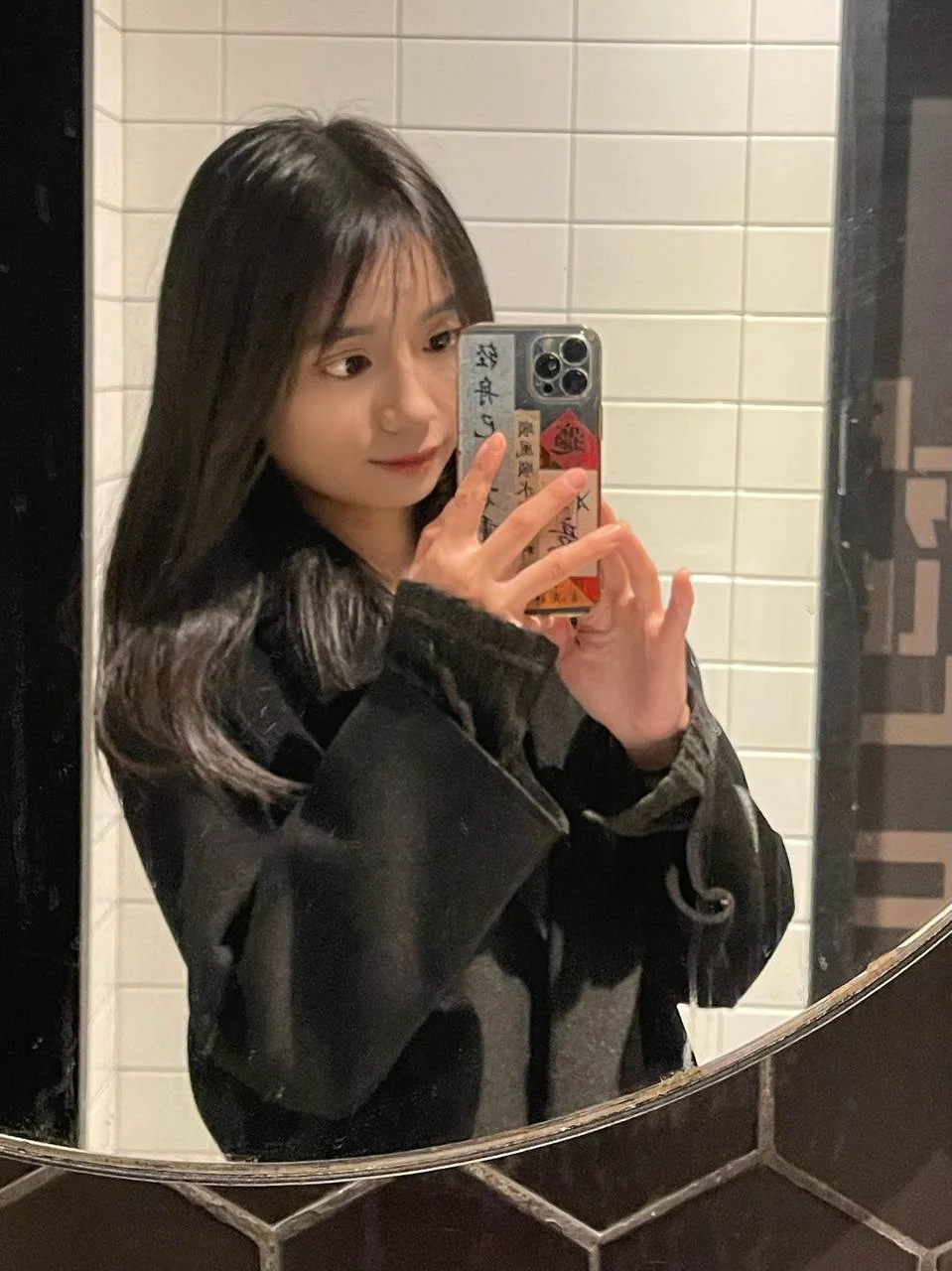 镜子自拍 黑发女孩举手机露出手机壳文字