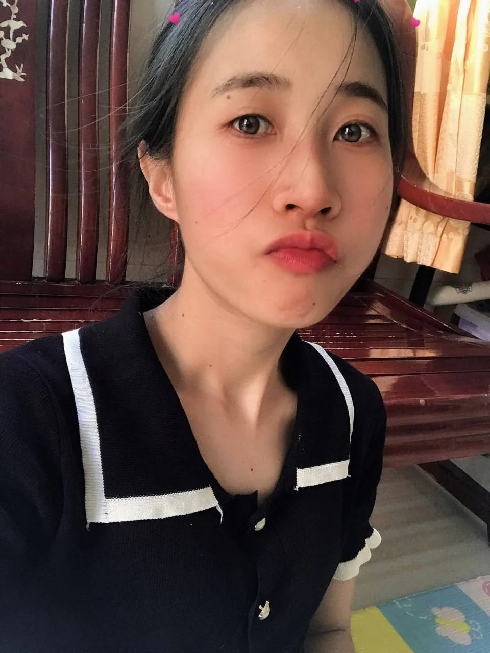 黑发女孩自拍 粉色发夹