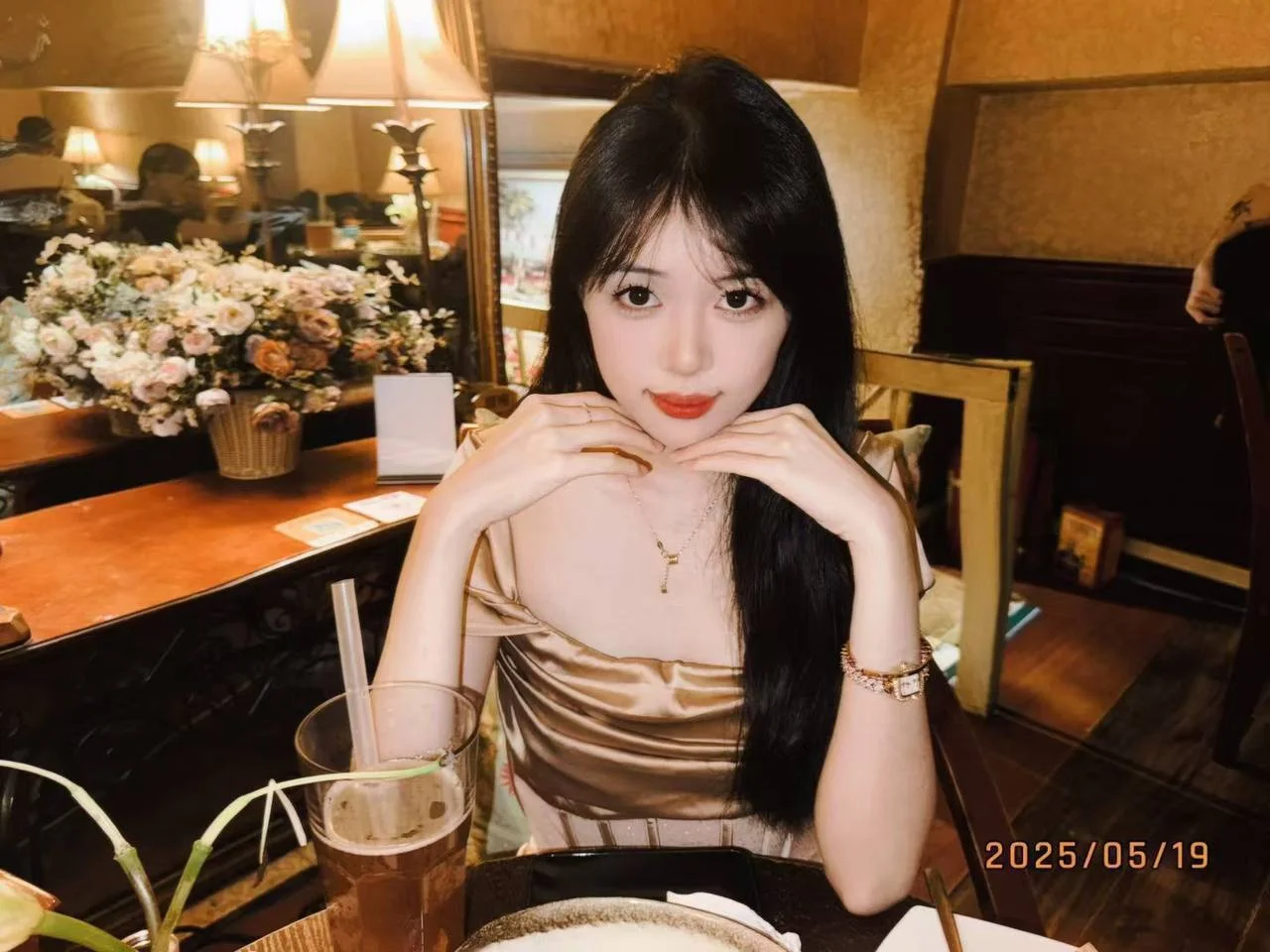 高颜值白富美约的私人按摩spa 在床上被各种挑逗 发骚变成母狗 完美露脸口交 啪啪
