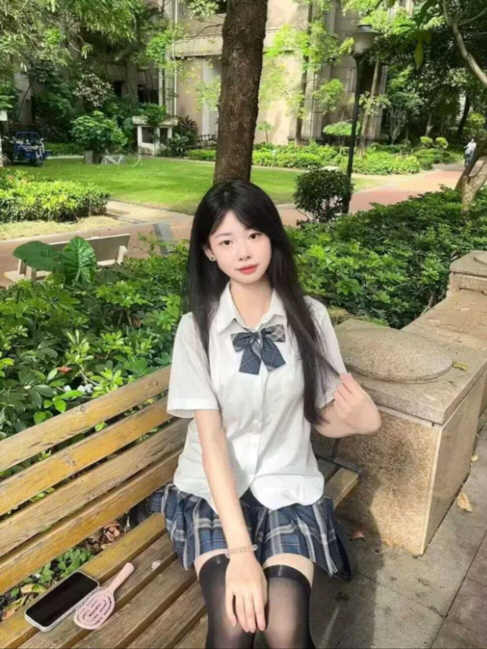 校园长椅上的JK制服女孩